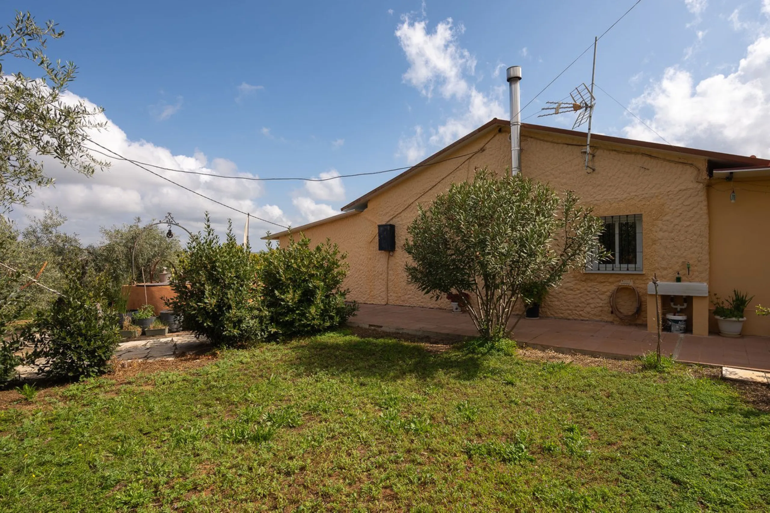 An unbeatable 11,000 m2 finca with views of the Alhaurin mountains and just 5 minutes from Lauro Golf. Within its perimeter there is a house in one level plus an independent apartment having both properties access from a really spacious cover porch. The m