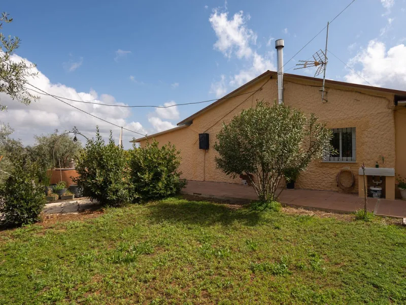 An unbeatable 11,000 m2 finca with views of the Alhaurin mountains and just 5 minutes from Lauro Golf. Within its perimeter there is a house in one level plus an independent apartment having both properties access from a really spacious cover porch. The m