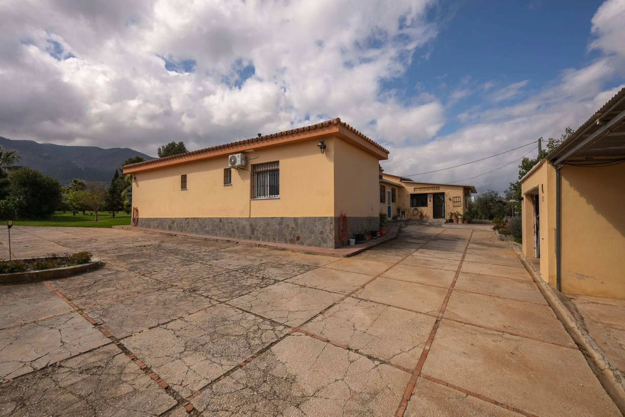 An unbeatable 11,000 m2 finca with views of the Alhaurin mountains and just 5 minutes from Lauro Golf. Within its perimeter there is a house in one level plus an independent apartment having both properties access from a really spacious cover porch. The m