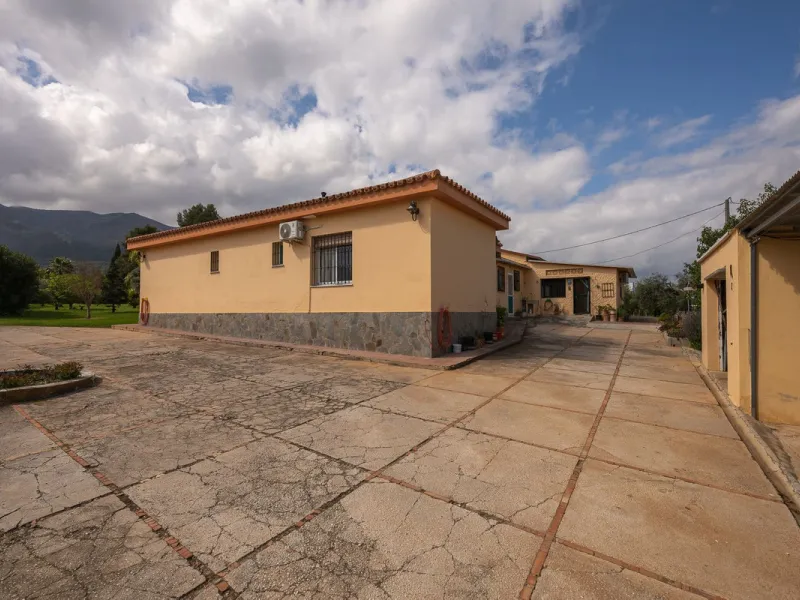 An unbeatable 11,000 m2 finca with views of the Alhaurin mountains and just 5 minutes from Lauro Golf. Within its perimeter there is a house in one level plus an independent apartment having both properties access from a really spacious cover porch. The m