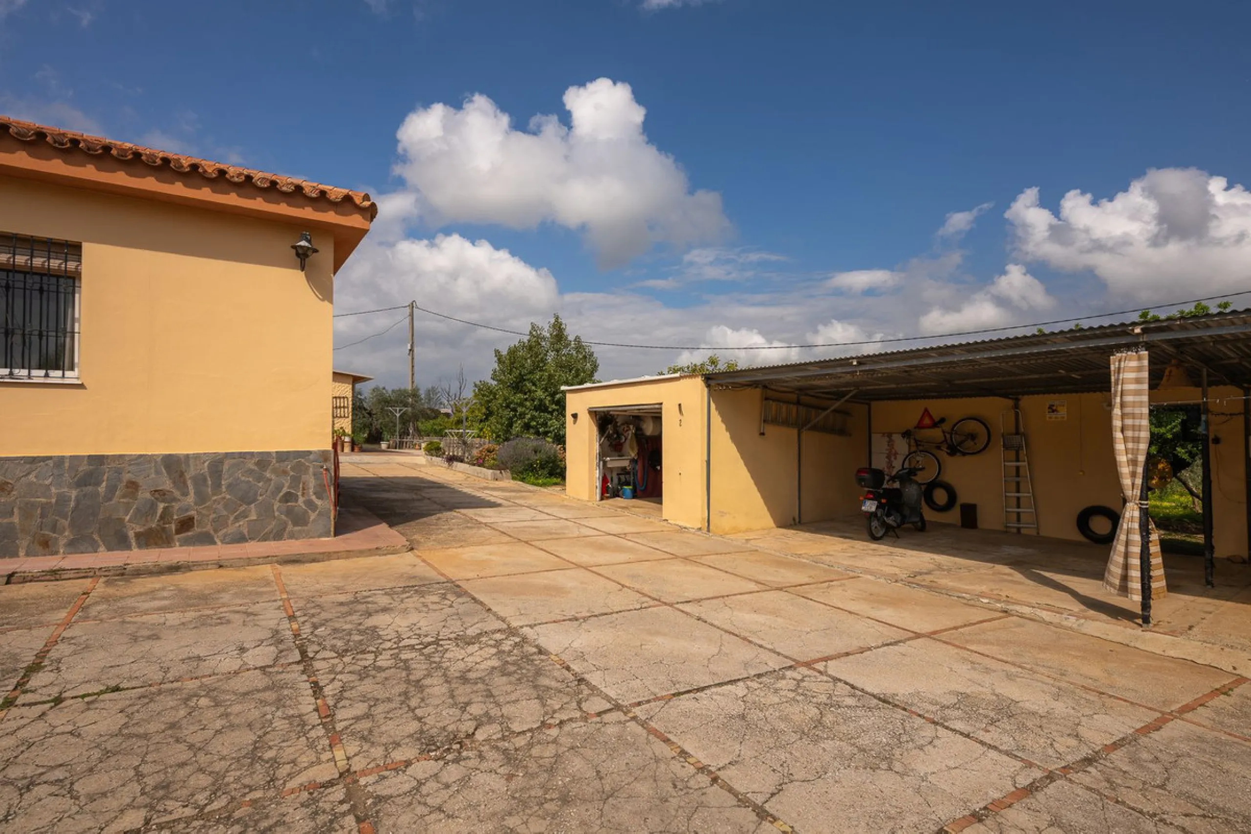 An unbeatable 11,000 m2 finca with views of the Alhaurin mountains and just 5 minutes from Lauro Golf. Within its perimeter there is a house in one level plus an independent apartment having both properties access from a really spacious cover porch. The m