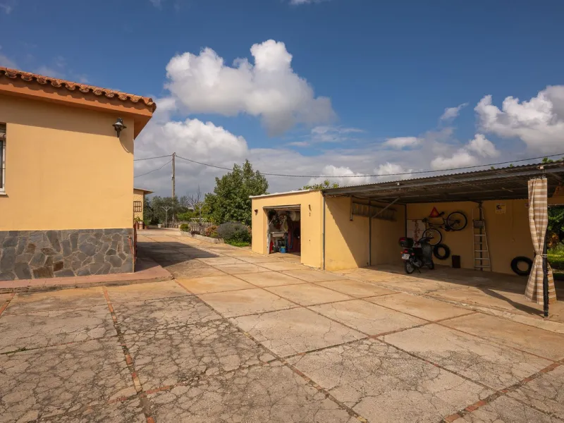 An unbeatable 11,000 m2 finca with views of the Alhaurin mountains and just 5 minutes from Lauro Golf. Within its perimeter there is a house in one level plus an independent apartment having both properties access from a really spacious cover porch. The m