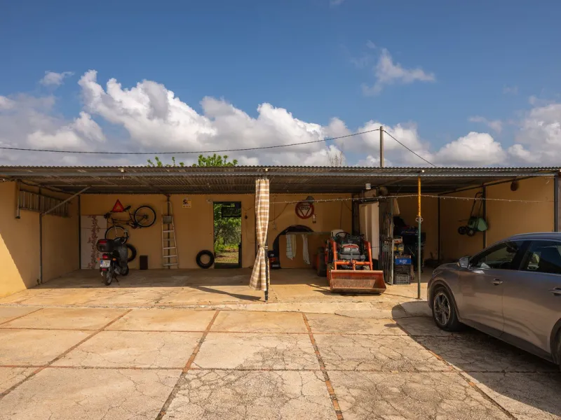 An unbeatable 11,000 m2 finca with views of the Alhaurin mountains and just 5 minutes from Lauro Golf. Within its perimeter there is a house in one level plus an independent apartment having both properties access from a really spacious cover porch. The m