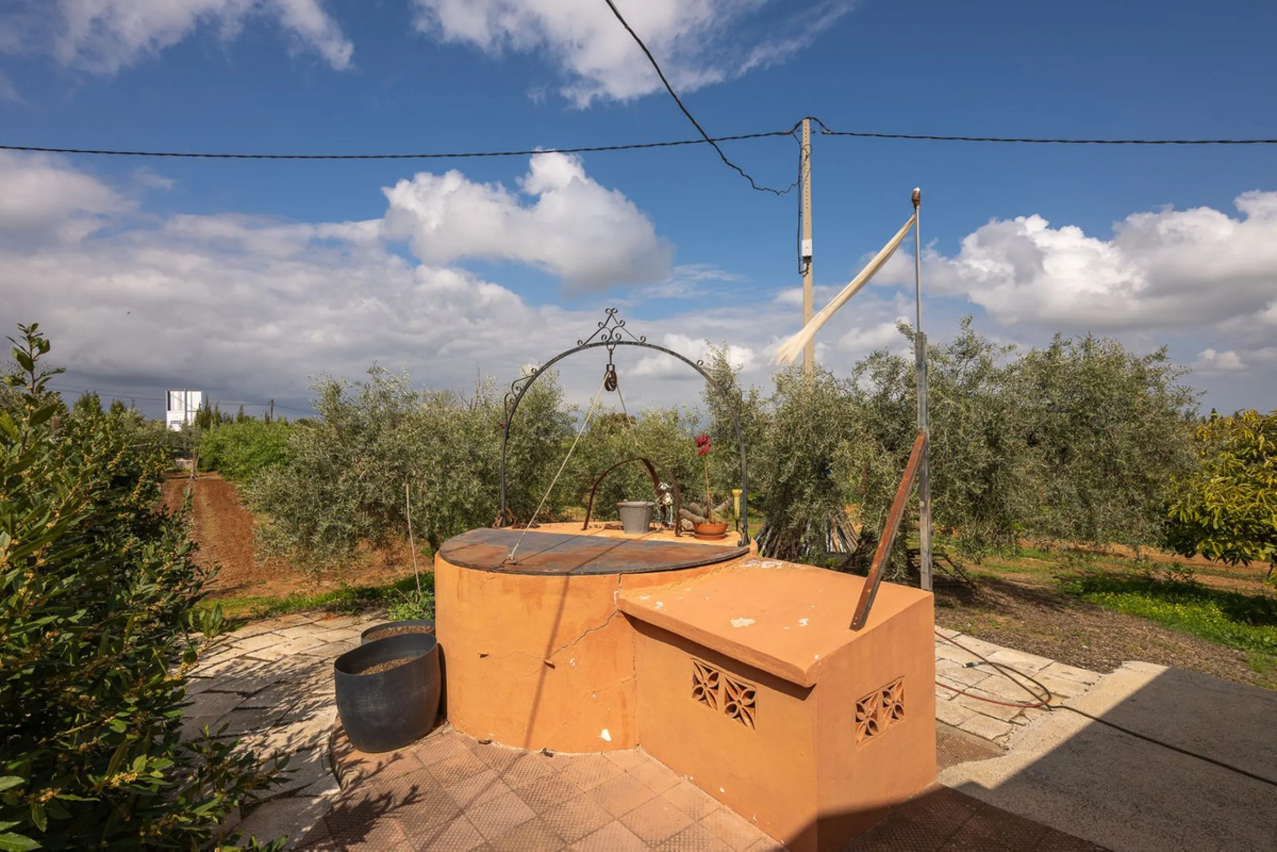 An unbeatable 11,000 m2 finca with views of the Alhaurin mountains and just 5 minutes from Lauro Golf. Within its perimeter there is a house in one level plus an independent apartment having both properties access from a really spacious cover porch. The m