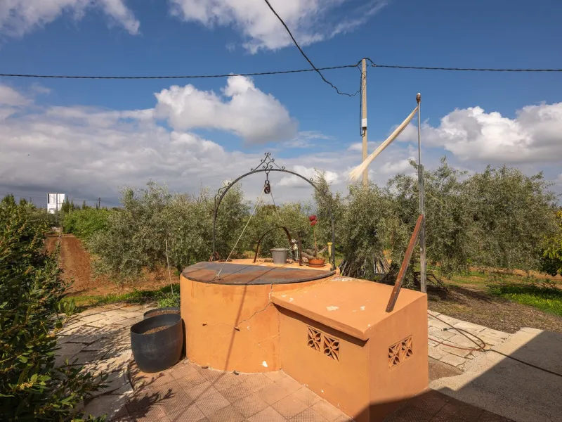 An unbeatable 11,000 m2 finca with views of the Alhaurin mountains and just 5 minutes from Lauro Golf. Within its perimeter there is a house in one level plus an independent apartment having both properties access from a really spacious cover porch. The m