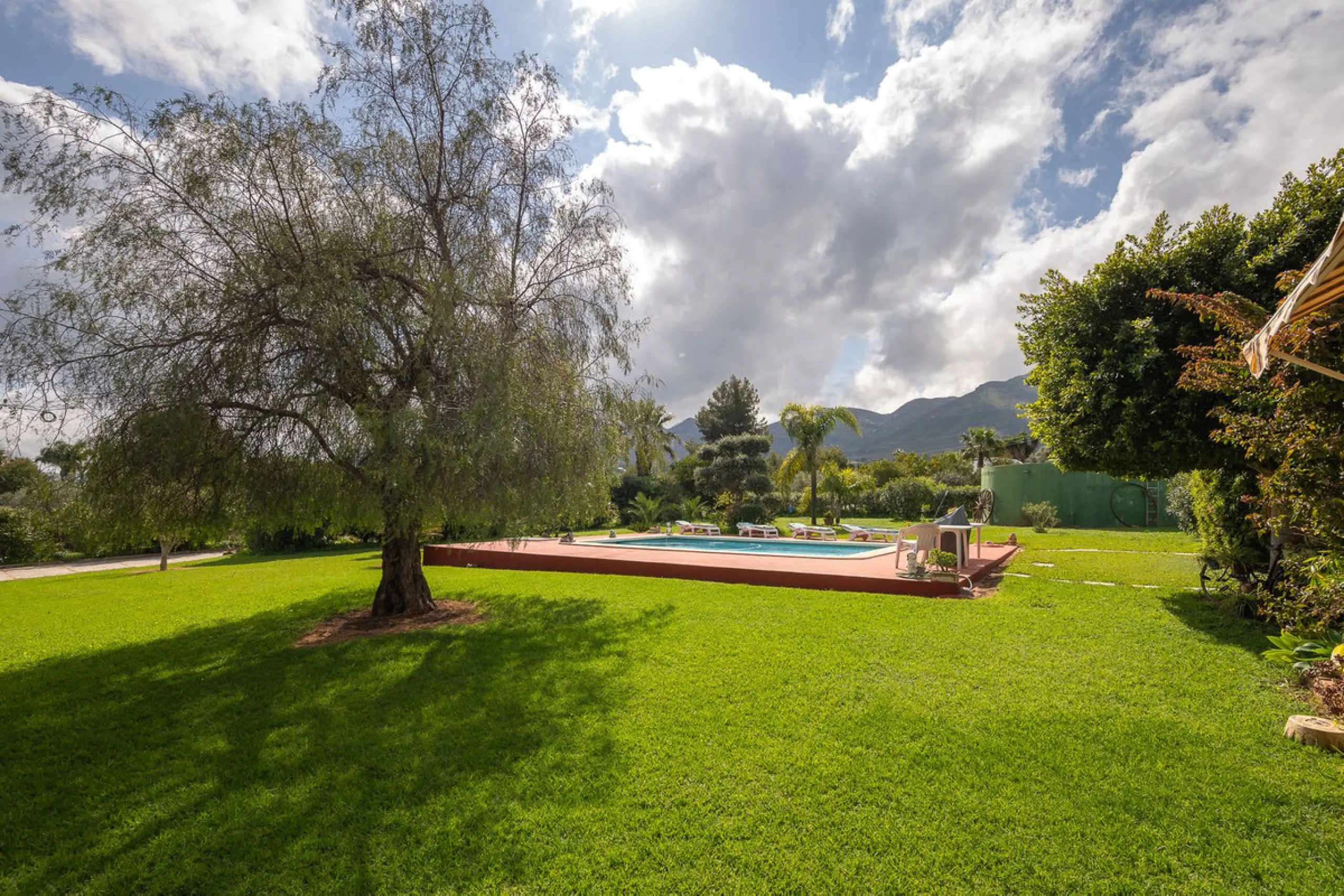 An unbeatable 11,000 m2 finca with views of the Alhaurin mountains and just 5 minutes from Lauro Golf. Within its perimeter there is a house in one level plus an independent apartment having both properties access from a really spacious cover porch. The m