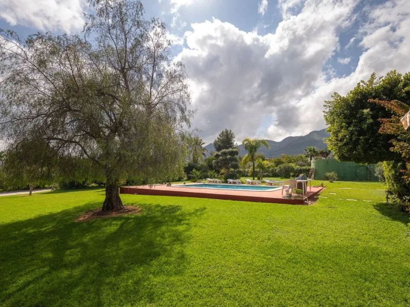 An unbeatable 11,000 m2 finca with views of the Alhaurin mountains and just 5 minutes from Lauro Golf. Within its perimeter there is a house in one level plus an independent apartment having both properties access from a really spacious cover porch. The m