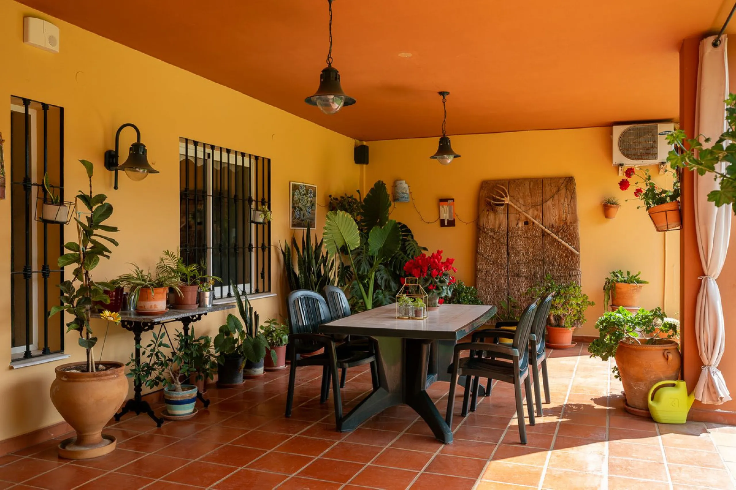 An unbeatable 11,000 m2 finca with views of the Alhaurin mountains and just 5 minutes from Lauro Golf. Within its perimeter there is a house in one level plus an independent apartment having both properties access from a really spacious cover porch. The m