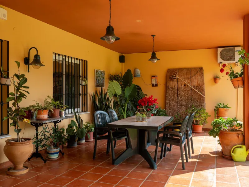 An unbeatable 11,000 m2 finca with views of the Alhaurin mountains and just 5 minutes from Lauro Golf. Within its perimeter there is a house in one level plus an independent apartment having both properties access from a really spacious cover porch. The m
