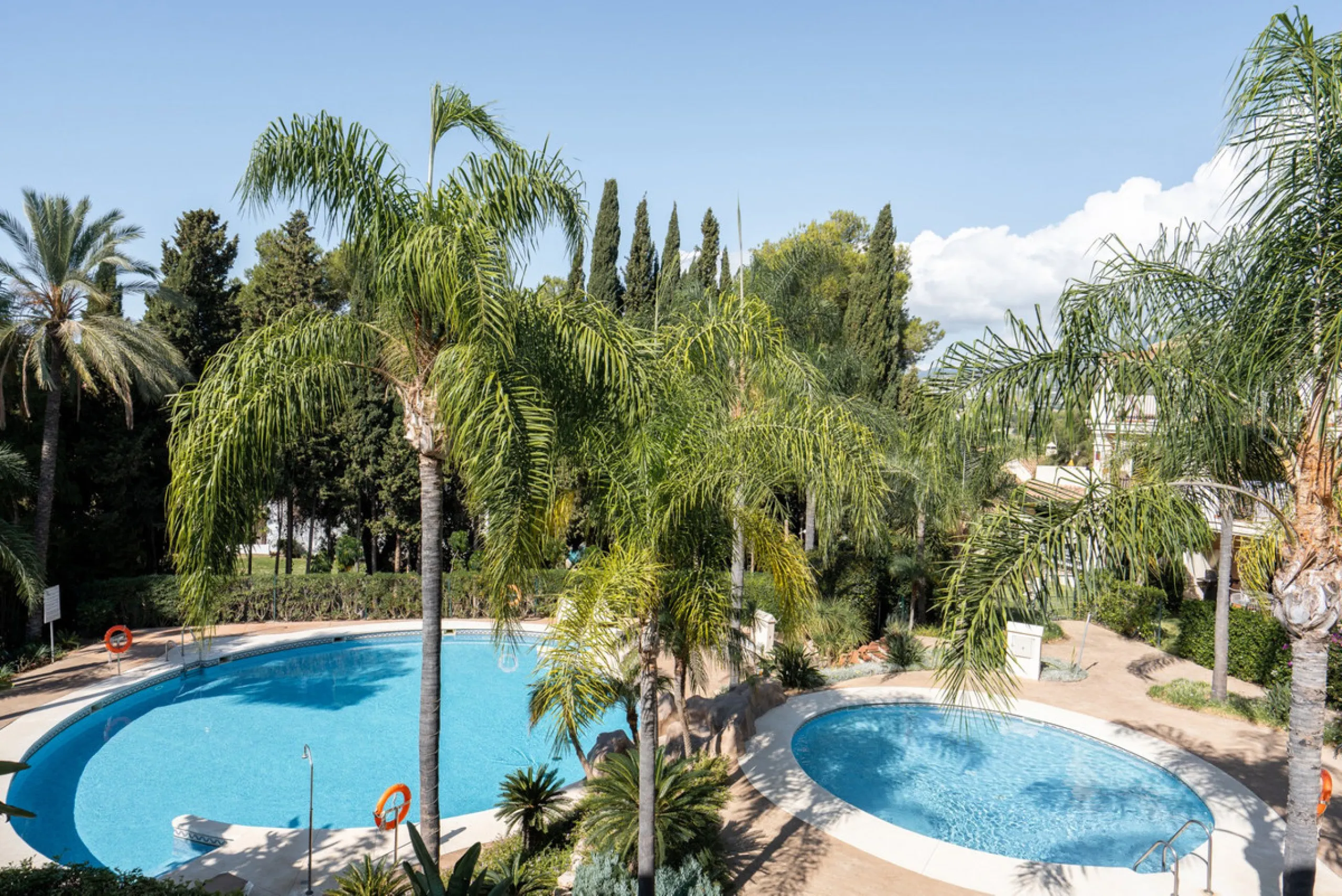 This charming property offers a very convenient floorplan with three bedrooms, two bathrooms, and a guest toilet. Presented in its original yet well-maintained condition, it provides a wonderful opportunity to personalize while preserving its timeless cha