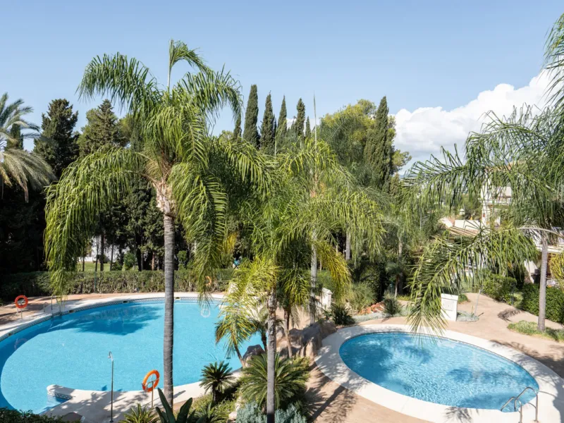 This charming property offers a very convenient floorplan with three bedrooms, two bathrooms, and a guest toilet. Presented in its original yet well-maintained condition, it provides a wonderful opportunity to personalize while preserving its timeless cha