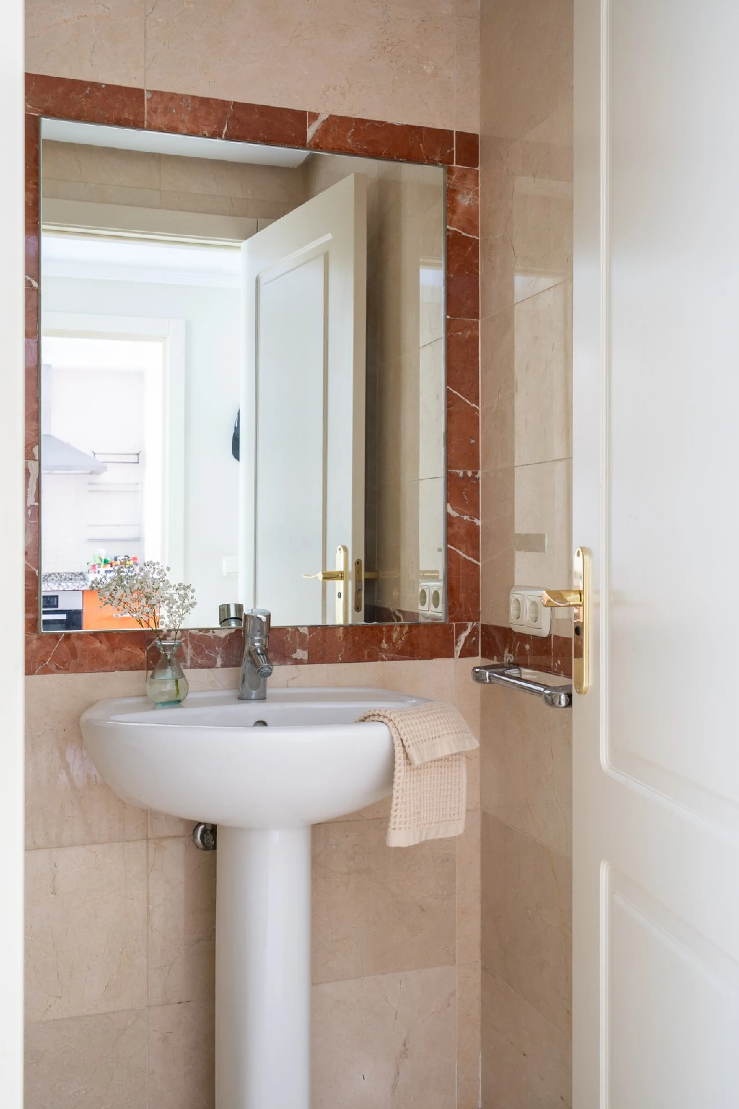 This charming property offers a very convenient floorplan with three bedrooms, two bathrooms, and a guest toilet. Presented in its original yet well-maintained condition, it provides a wonderful opportunity to personalize while preserving its timeless cha