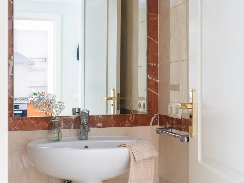 This charming property offers a very convenient floorplan with three bedrooms, two bathrooms, and a guest toilet. Presented in its original yet well-maintained condition, it provides a wonderful opportunity to personalize while preserving its timeless cha