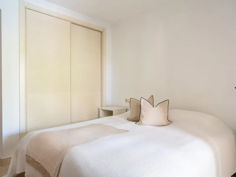 This charming property offers a very convenient floorplan with three bedrooms, two bathrooms, and a guest toilet. Presented in its original yet well-maintained condition, it provides a wonderful opportunity to personalize while preserving its timeless cha
