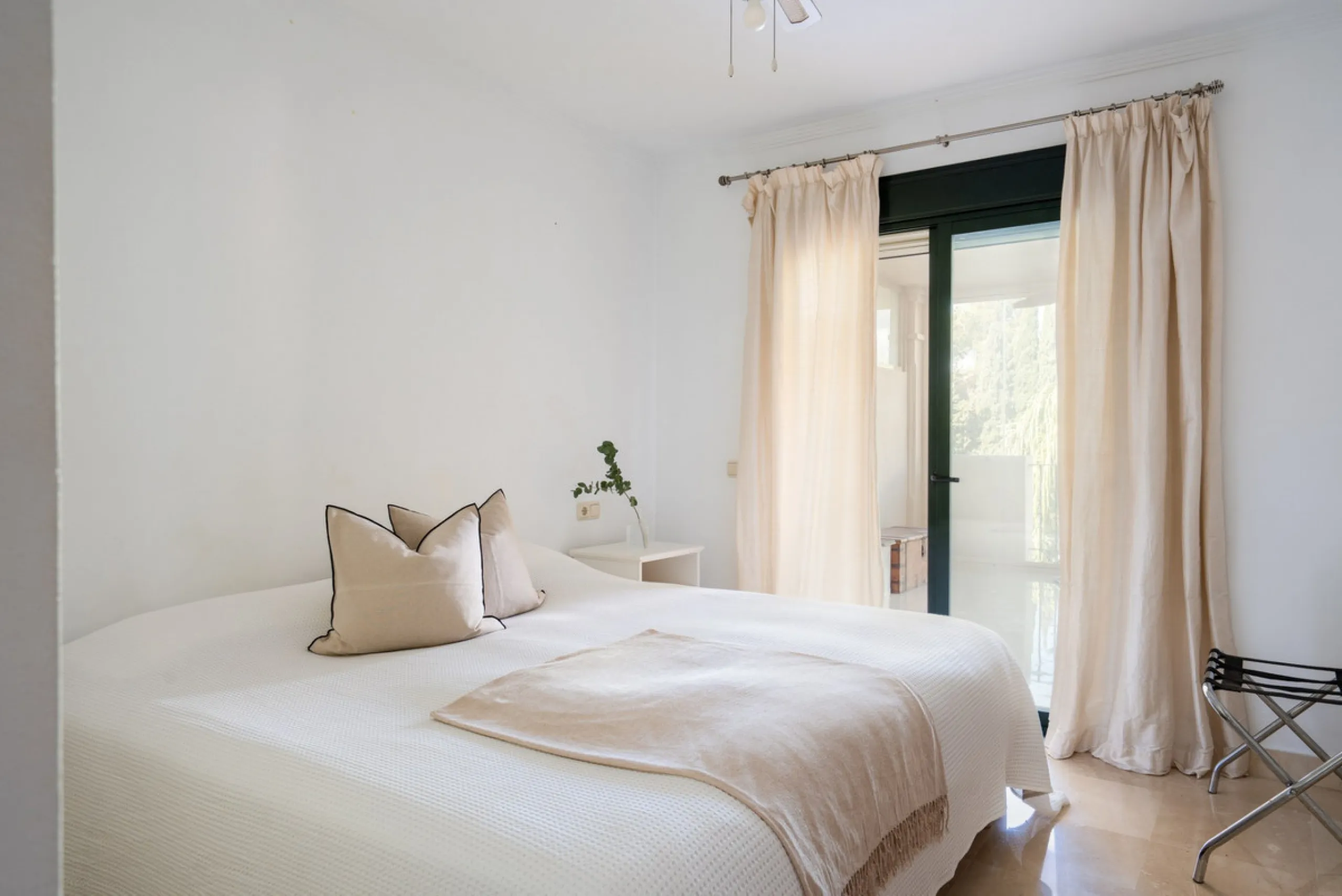 This charming property offers a very convenient floorplan with three bedrooms, two bathrooms, and a guest toilet. Presented in its original yet well-maintained condition, it provides a wonderful opportunity to personalize while preserving its timeless cha