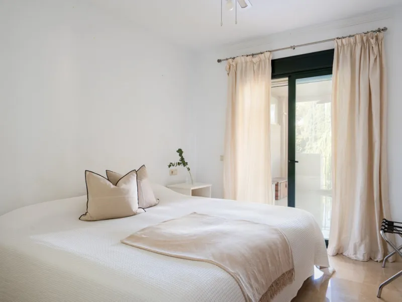 This charming property offers a very convenient floorplan with three bedrooms, two bathrooms, and a guest toilet. Presented in its original yet well-maintained condition, it provides a wonderful opportunity to personalize while preserving its timeless cha