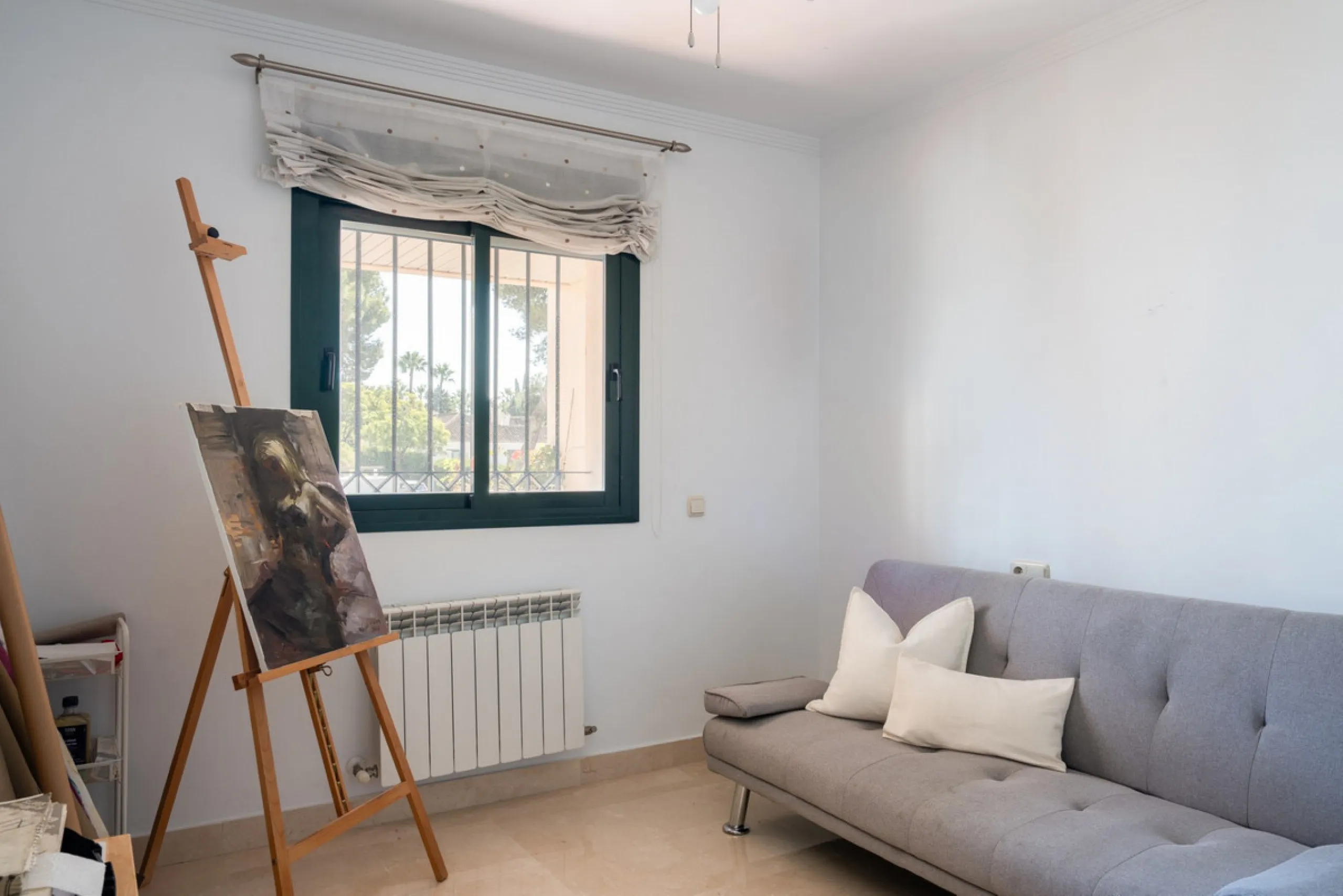 This charming property offers a very convenient floorplan with three bedrooms, two bathrooms, and a guest toilet. Presented in its original yet well-maintained condition, it provides a wonderful opportunity to personalize while preserving its timeless cha