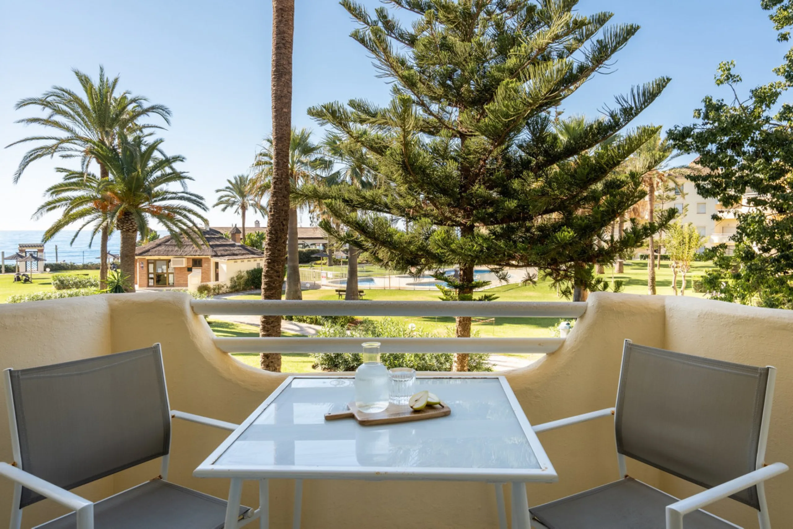 This apartment is situated in a prestigious, gated first-line beach community with extensive, beautifully maintained gardens. It enjoys lovely views of the sea and the surrounding greenery. The south-facing orientation provides plenty of natural light, an