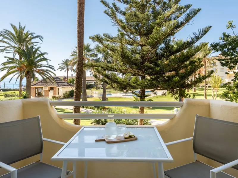 This apartment is situated in a prestigious, gated first-line beach community with extensive, beautifully maintained gardens. It enjoys lovely views of the sea and the surrounding greenery. The south-facing orientation provides plenty of natural light, an