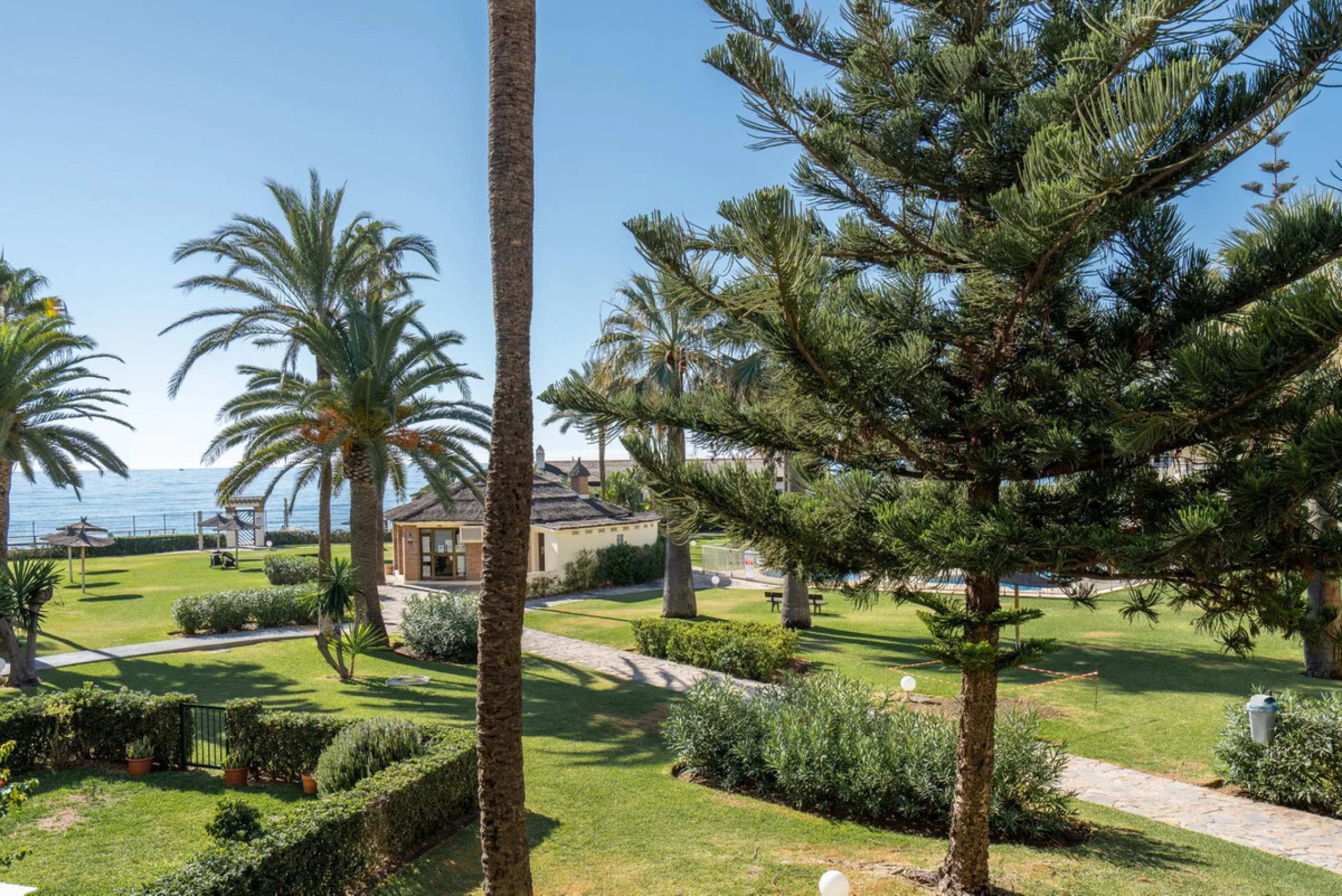 This apartment is situated in a prestigious, gated first-line beach community with extensive, beautifully maintained gardens. It enjoys lovely views of the sea and the surrounding greenery. The south-facing orientation provides plenty of natural light, an