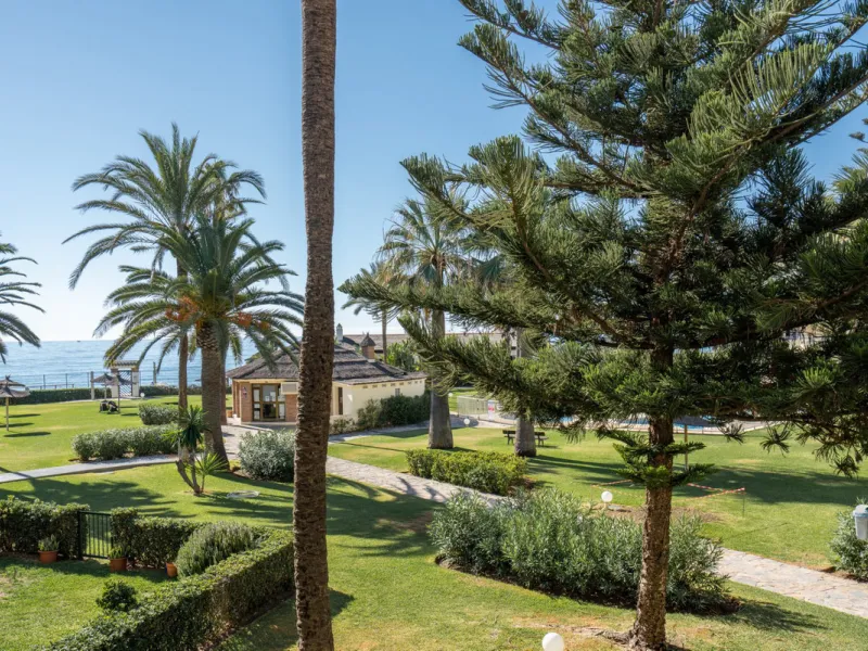 This apartment is situated in a prestigious, gated first-line beach community with extensive, beautifully maintained gardens. It enjoys lovely views of the sea and the surrounding greenery. The south-facing orientation provides plenty of natural light, an