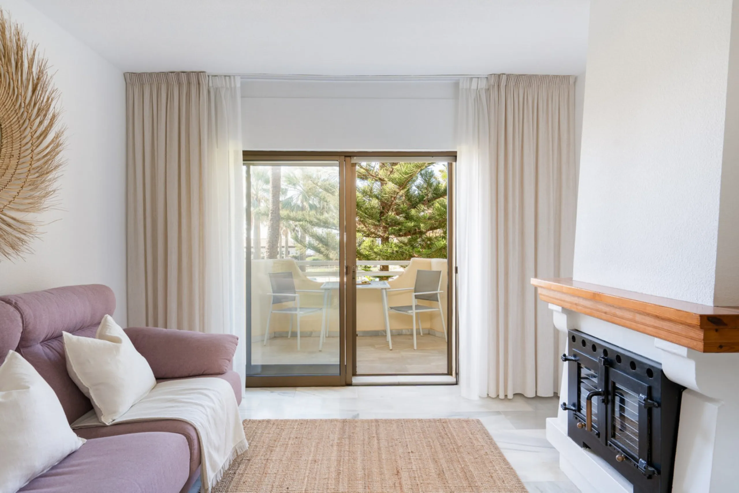 This apartment is situated in a prestigious, gated first-line beach community with extensive, beautifully maintained gardens. It enjoys lovely views of the sea and the surrounding greenery. The south-facing orientation provides plenty of natural light, an