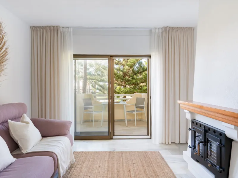 This apartment is situated in a prestigious, gated first-line beach community with extensive, beautifully maintained gardens. It enjoys lovely views of the sea and the surrounding greenery. The south-facing orientation provides plenty of natural light, an