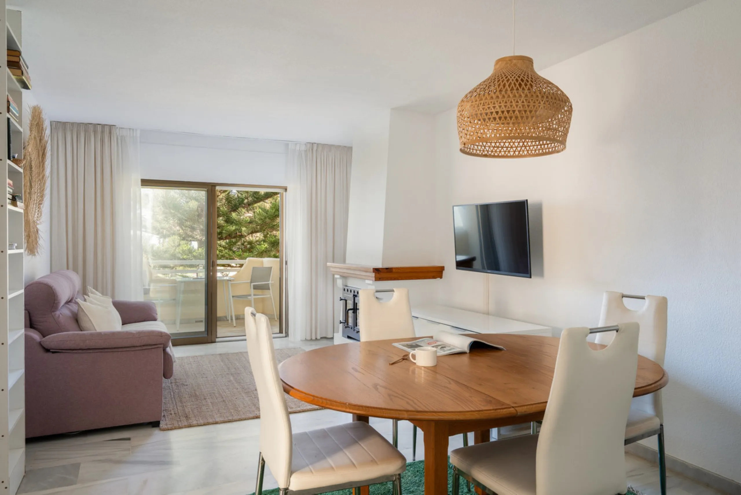 This apartment is situated in a prestigious, gated first-line beach community with extensive, beautifully maintained gardens. It enjoys lovely views of the sea and the surrounding greenery. The south-facing orientation provides plenty of natural light, an