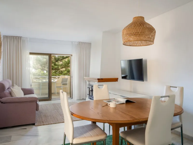 This apartment is situated in a prestigious, gated first-line beach community with extensive, beautifully maintained gardens. It enjoys lovely views of the sea and the surrounding greenery. The south-facing orientation provides plenty of natural light, an