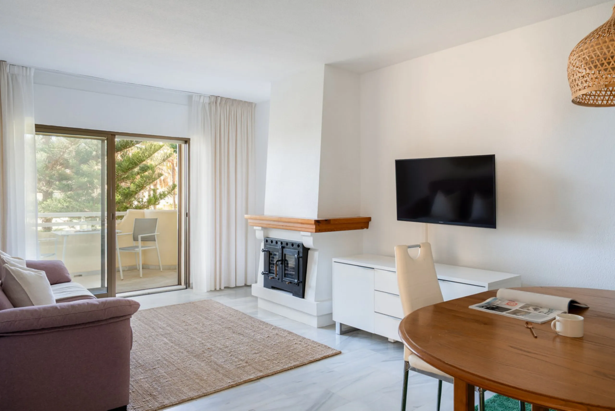 This apartment is situated in a prestigious, gated first-line beach community with extensive, beautifully maintained gardens. It enjoys lovely views of the sea and the surrounding greenery. The south-facing orientation provides plenty of natural light, an