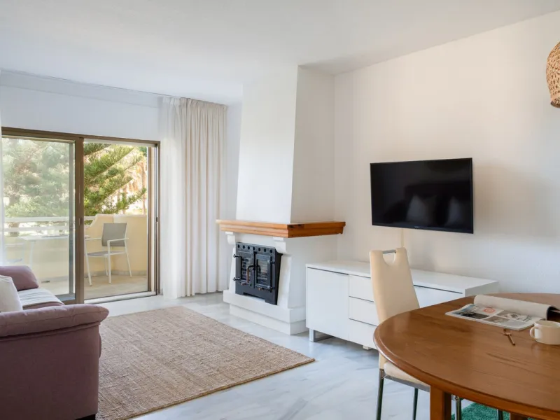 This apartment is situated in a prestigious, gated first-line beach community with extensive, beautifully maintained gardens. It enjoys lovely views of the sea and the surrounding greenery. The south-facing orientation provides plenty of natural light, an