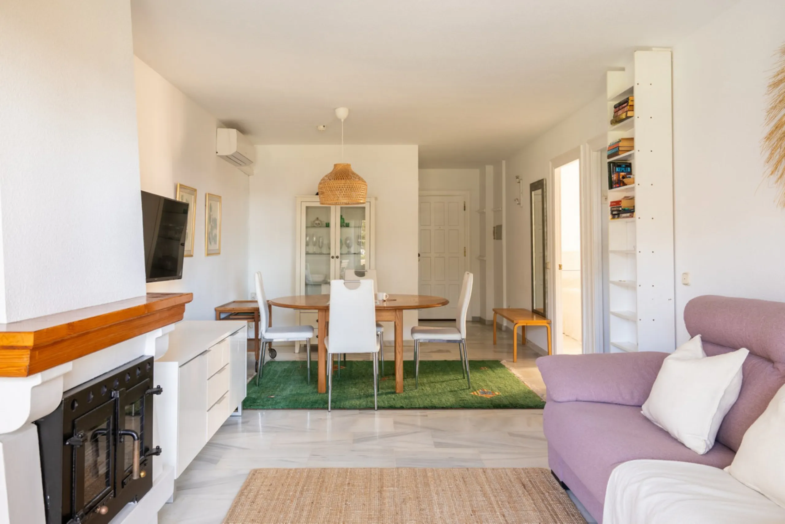 This apartment is situated in a prestigious, gated first-line beach community with extensive, beautifully maintained gardens. It enjoys lovely views of the sea and the surrounding greenery. The south-facing orientation provides plenty of natural light, an