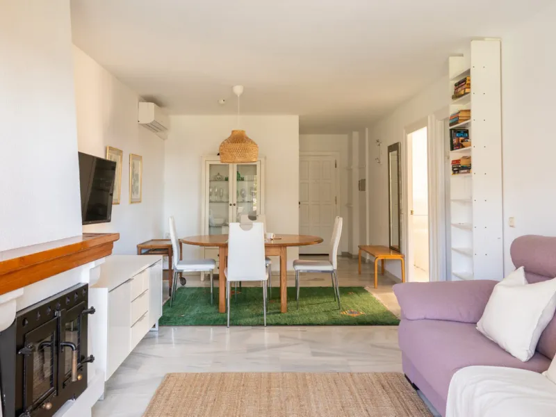 This apartment is situated in a prestigious, gated first-line beach community with extensive, beautifully maintained gardens. It enjoys lovely views of the sea and the surrounding greenery. The south-facing orientation provides plenty of natural light, an