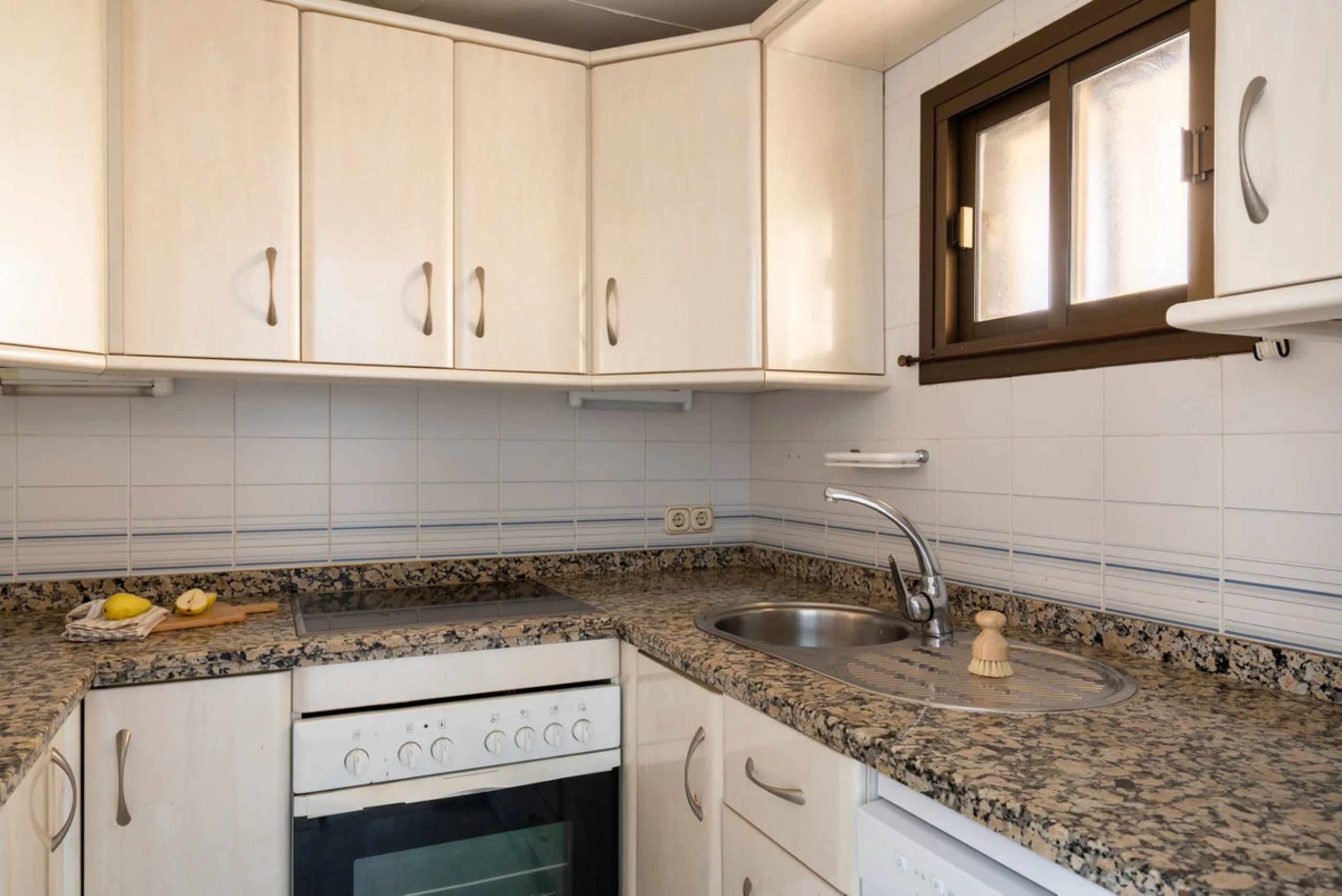 This apartment is situated in a prestigious, gated first-line beach community with extensive, beautifully maintained gardens. It enjoys lovely views of the sea and the surrounding greenery. The south-facing orientation provides plenty of natural light, an