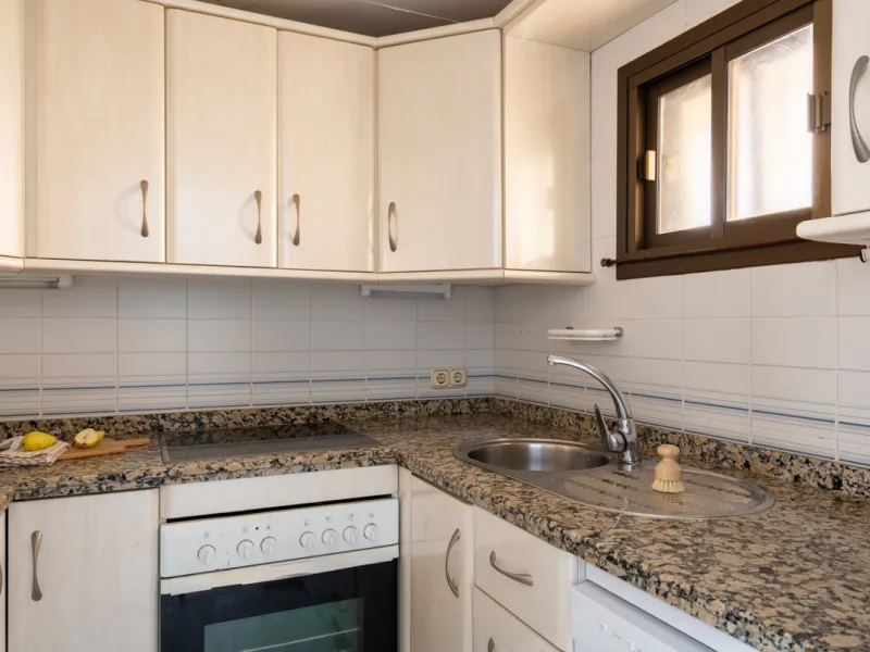 This apartment is situated in a prestigious, gated first-line beach community with extensive, beautifully maintained gardens. It enjoys lovely views of the sea and the surrounding greenery. The south-facing orientation provides plenty of natural light, an