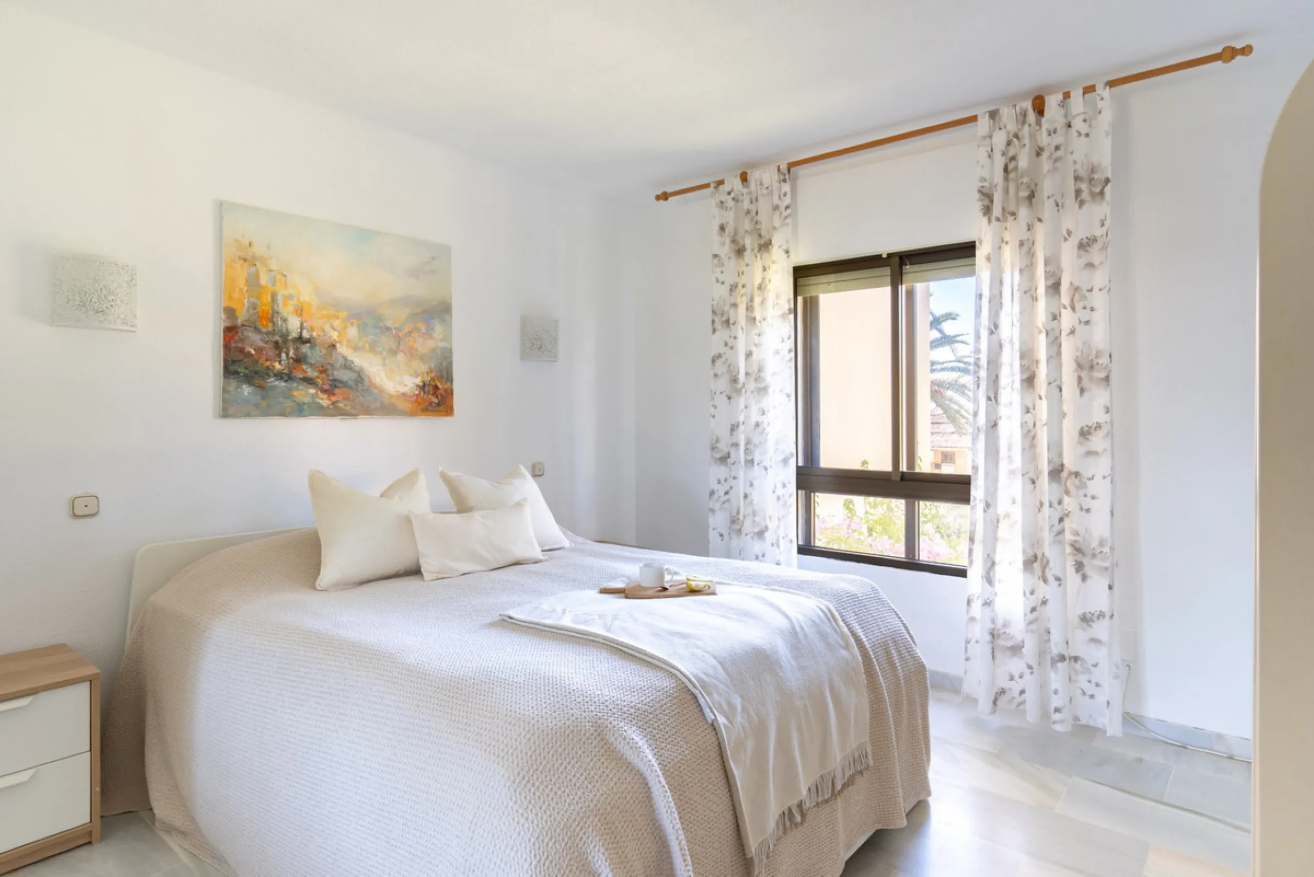 This apartment is situated in a prestigious, gated first-line beach community with extensive, beautifully maintained gardens. It enjoys lovely views of the sea and the surrounding greenery. The south-facing orientation provides plenty of natural light, an