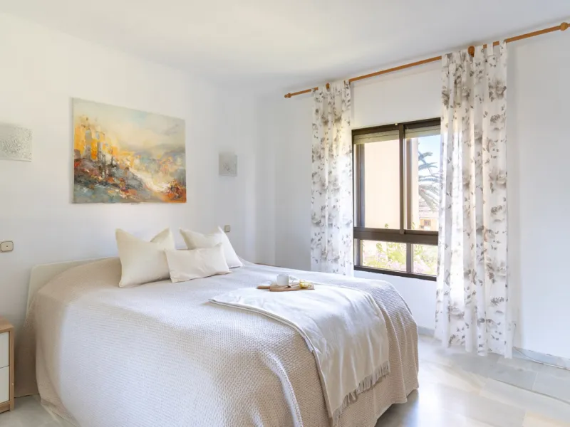 This apartment is situated in a prestigious, gated first-line beach community with extensive, beautifully maintained gardens. It enjoys lovely views of the sea and the surrounding greenery. The south-facing orientation provides plenty of natural light, an