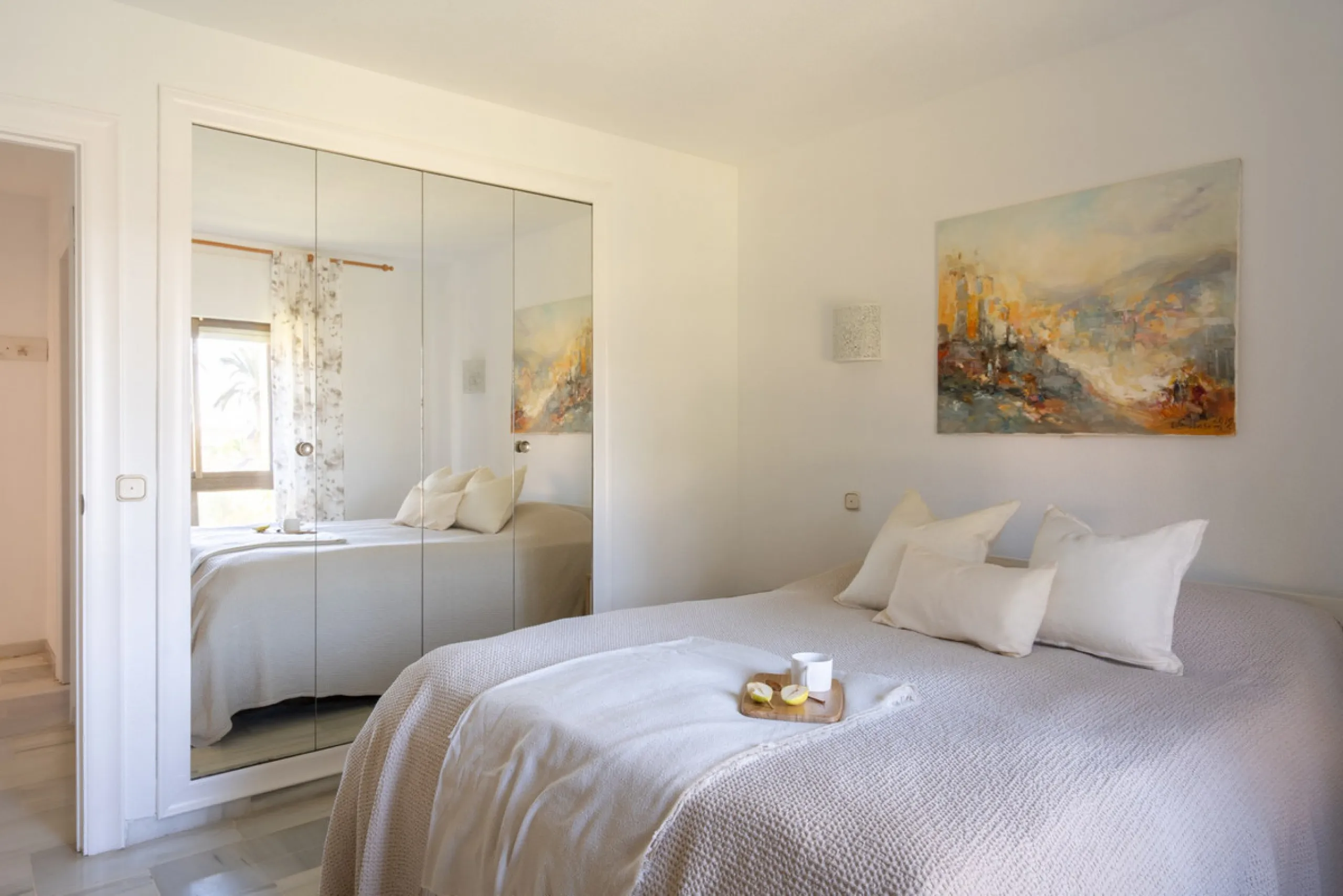 This apartment is situated in a prestigious, gated first-line beach community with extensive, beautifully maintained gardens. It enjoys lovely views of the sea and the surrounding greenery. The south-facing orientation provides plenty of natural light, an