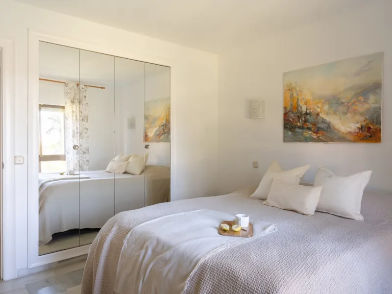 This apartment is situated in a prestigious, gated first-line beach community with extensive, beautifully maintained gardens. It enjoys lovely views of the sea and the surrounding greenery. The south-facing orientation provides plenty of natural light, an