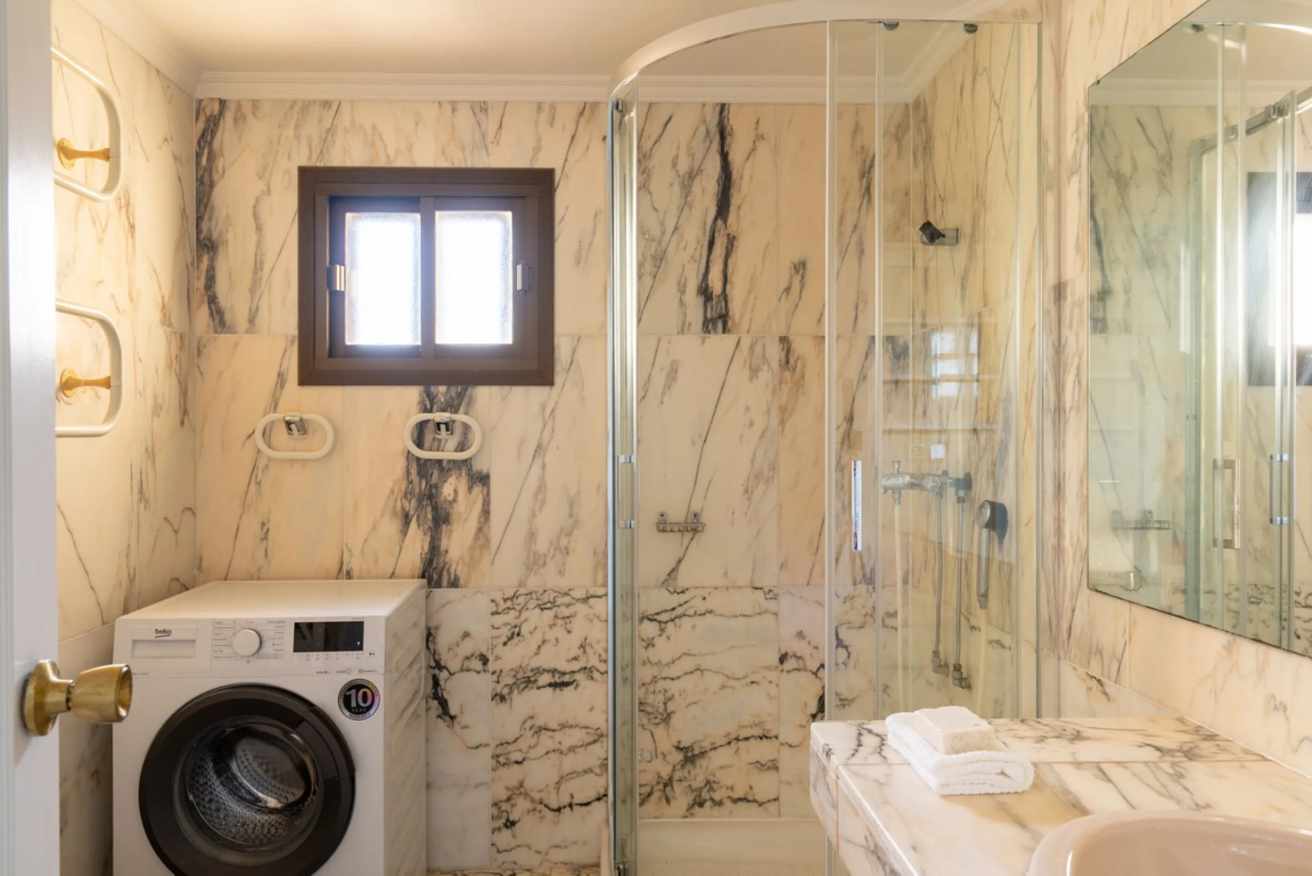 This apartment is situated in a prestigious, gated first-line beach community with extensive, beautifully maintained gardens. It enjoys lovely views of the sea and the surrounding greenery. The south-facing orientation provides plenty of natural light, an