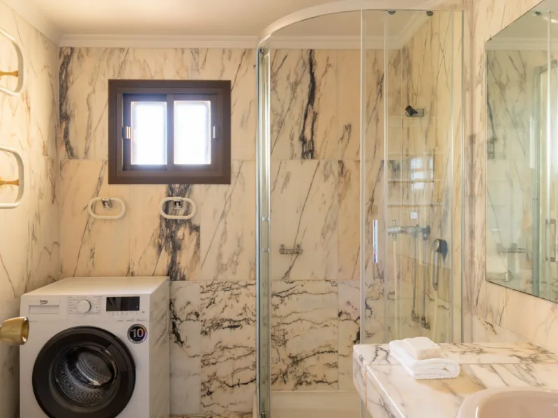 This apartment is situated in a prestigious, gated first-line beach community with extensive, beautifully maintained gardens. It enjoys lovely views of the sea and the surrounding greenery. The south-facing orientation provides plenty of natural light, an