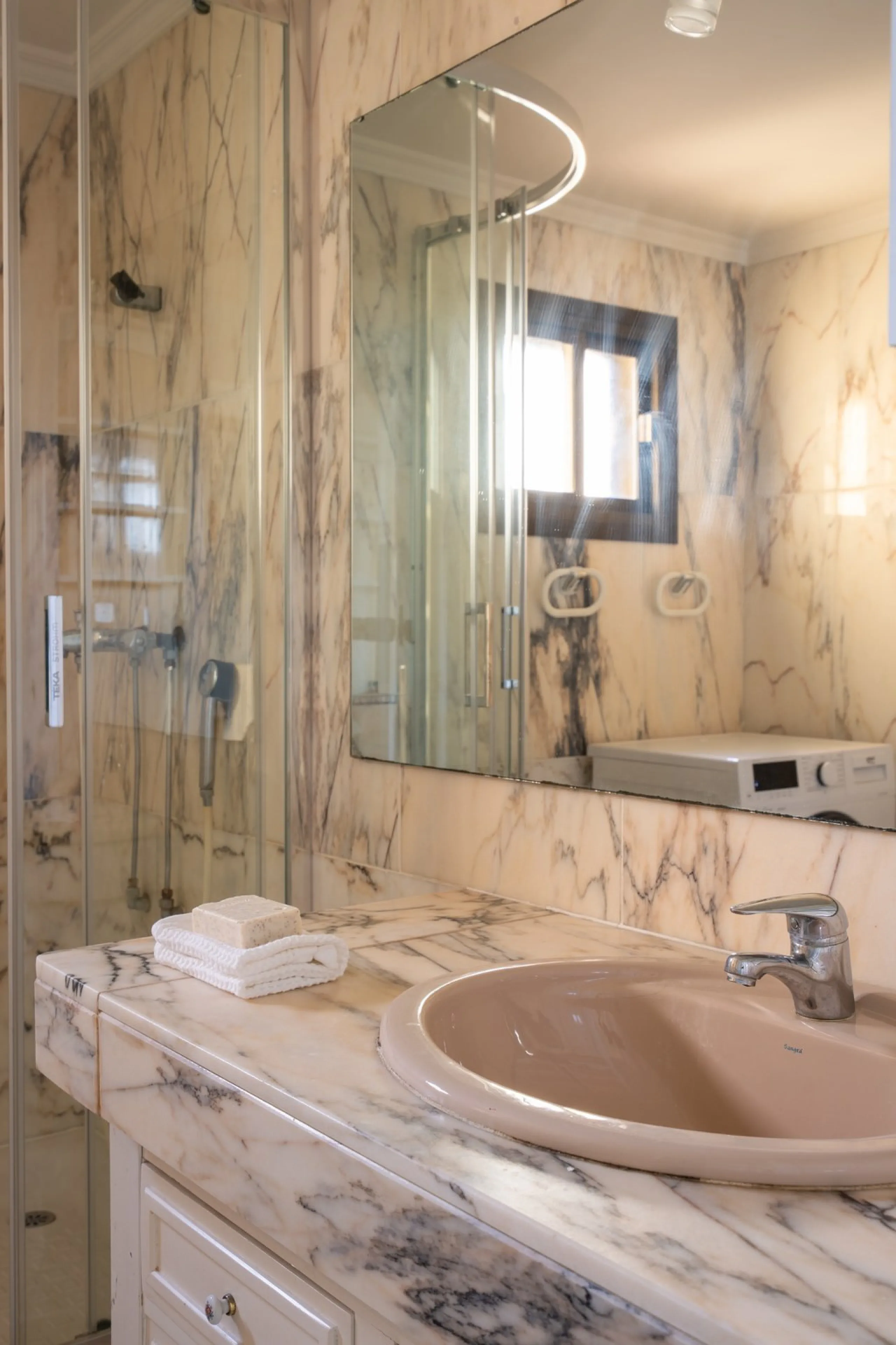 This apartment is situated in a prestigious, gated first-line beach community with extensive, beautifully maintained gardens. It enjoys lovely views of the sea and the surrounding greenery. The south-facing orientation provides plenty of natural light, an