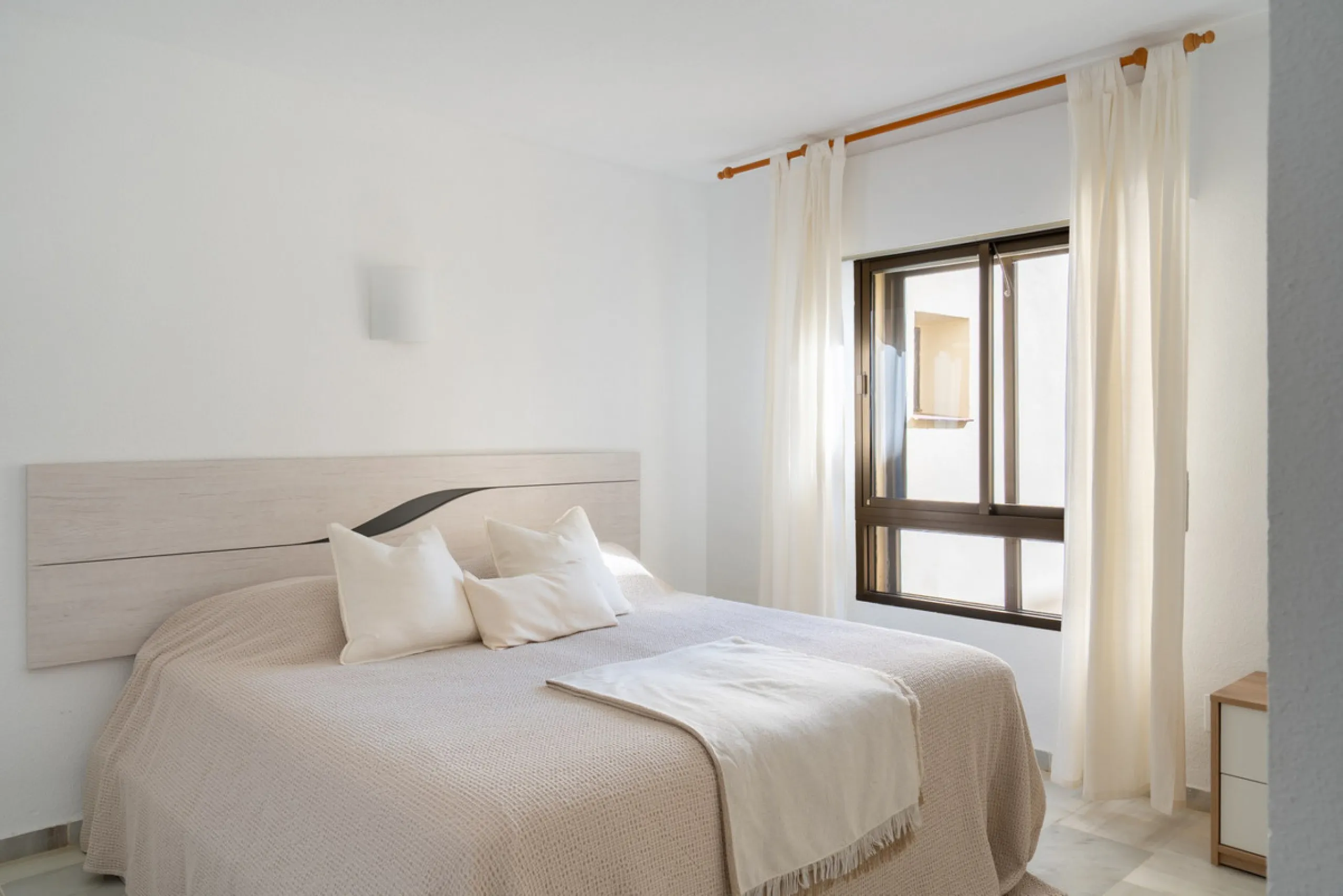 This apartment is situated in a prestigious, gated first-line beach community with extensive, beautifully maintained gardens. It enjoys lovely views of the sea and the surrounding greenery. The south-facing orientation provides plenty of natural light, an