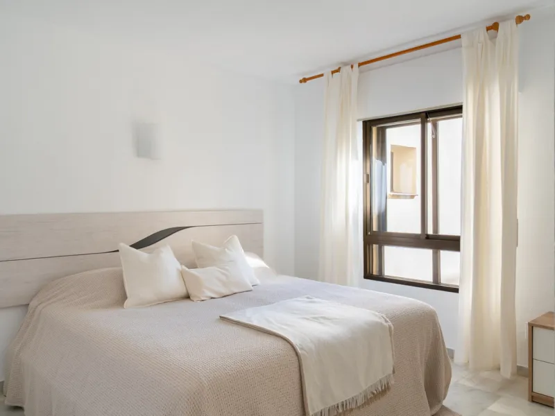 This apartment is situated in a prestigious, gated first-line beach community with extensive, beautifully maintained gardens. It enjoys lovely views of the sea and the surrounding greenery. The south-facing orientation provides plenty of natural light, an