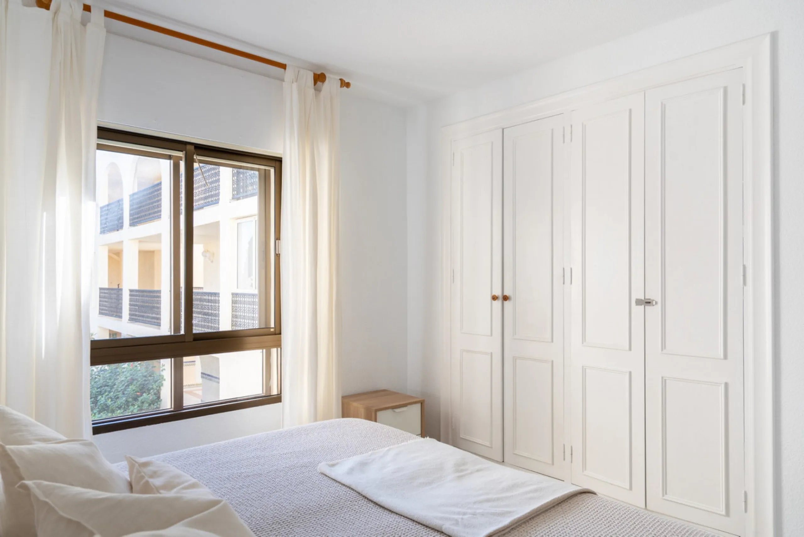 This apartment is situated in a prestigious, gated first-line beach community with extensive, beautifully maintained gardens. It enjoys lovely views of the sea and the surrounding greenery. The south-facing orientation provides plenty of natural light, an