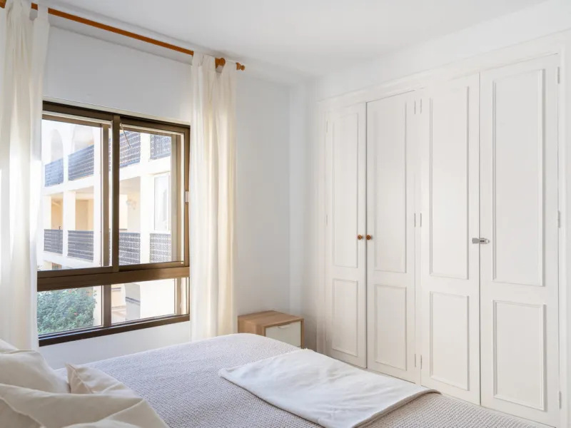 This apartment is situated in a prestigious, gated first-line beach community with extensive, beautifully maintained gardens. It enjoys lovely views of the sea and the surrounding greenery. The south-facing orientation provides plenty of natural light, an