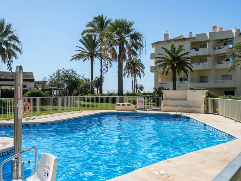 This apartment is situated in a prestigious, gated first-line beach community with extensive, beautifully maintained gardens. It enjoys lovely views of the sea and the surrounding greenery. The south-facing orientation provides plenty of natural light, an
