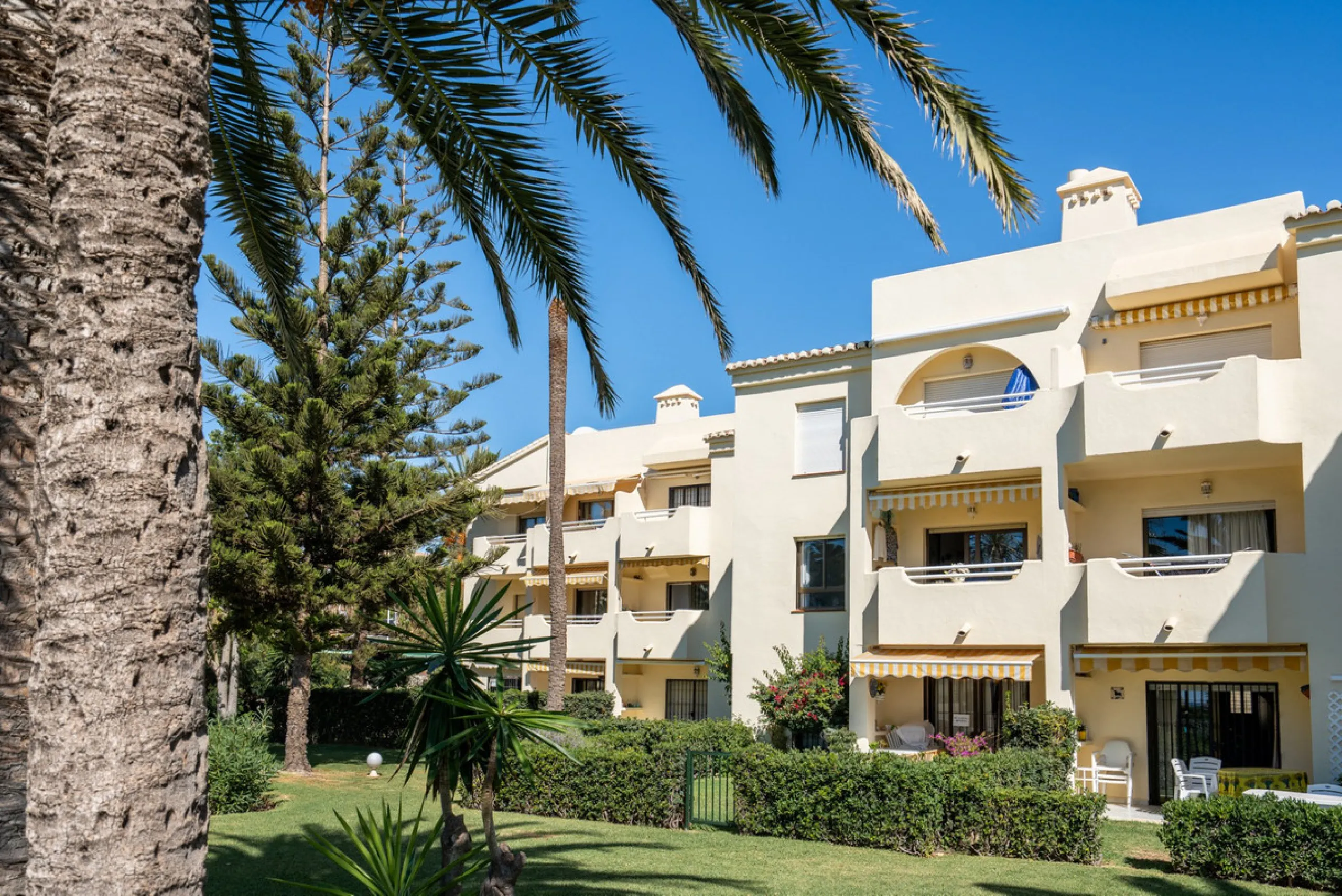 This apartment is situated in a prestigious, gated first-line beach community with extensive, beautifully maintained gardens. It enjoys lovely views of the sea and the surrounding greenery. The south-facing orientation provides plenty of natural light, an