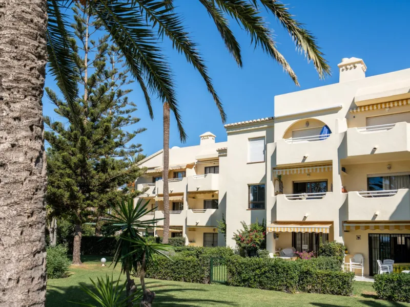 This apartment is situated in a prestigious, gated first-line beach community with extensive, beautifully maintained gardens. It enjoys lovely views of the sea and the surrounding greenery. The south-facing orientation provides plenty of natural light, an