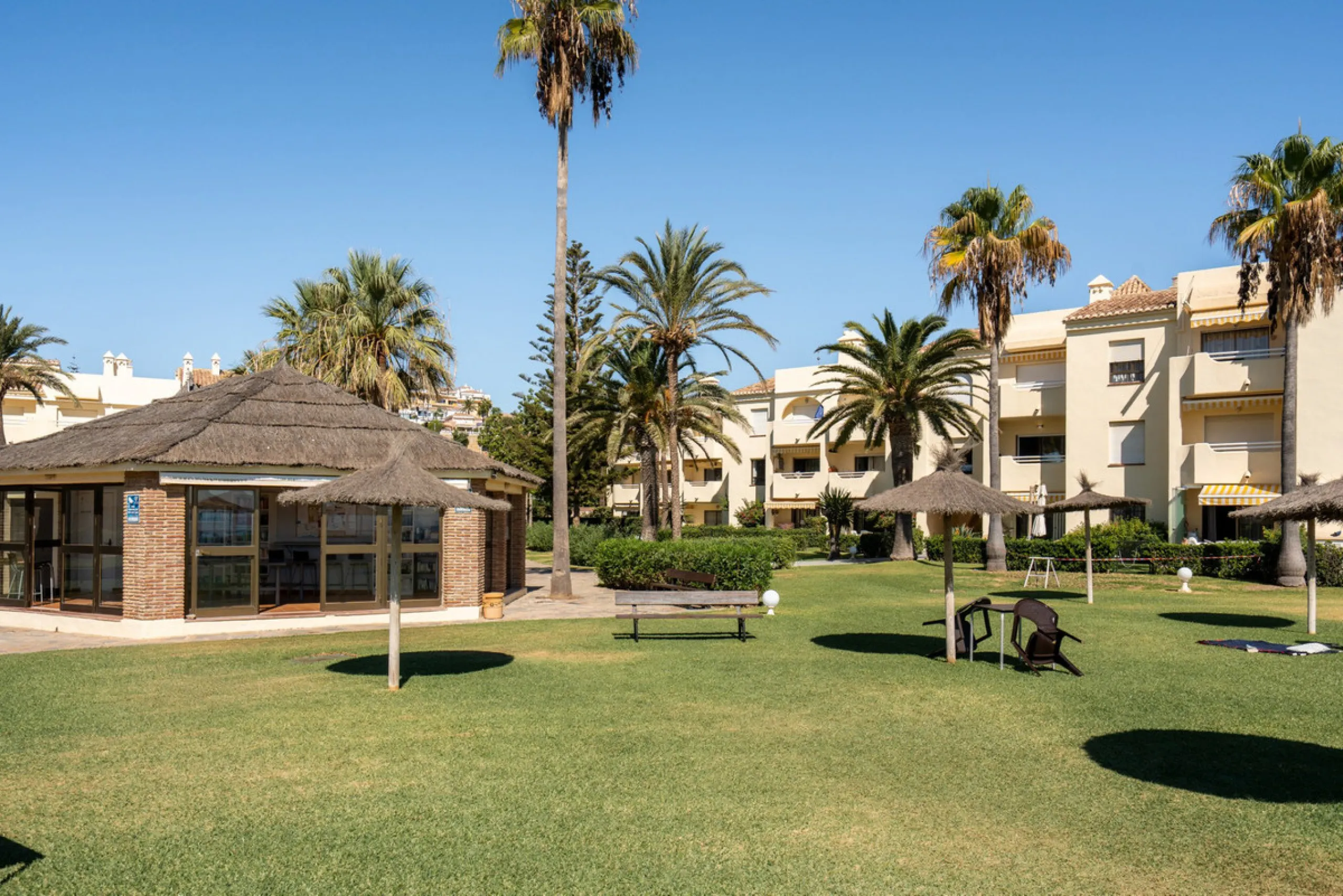 This apartment is situated in a prestigious, gated first-line beach community with extensive, beautifully maintained gardens. It enjoys lovely views of the sea and the surrounding greenery. The south-facing orientation provides plenty of natural light, an